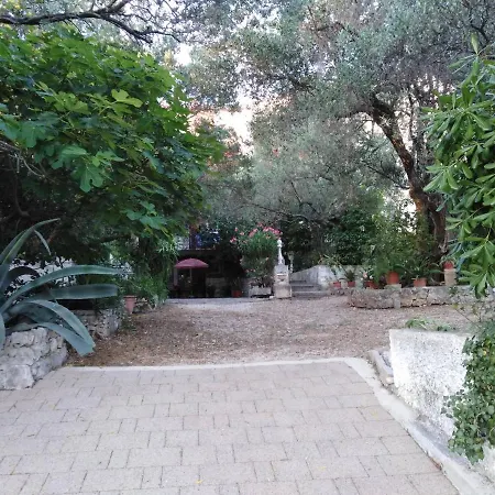 Leo Apartment