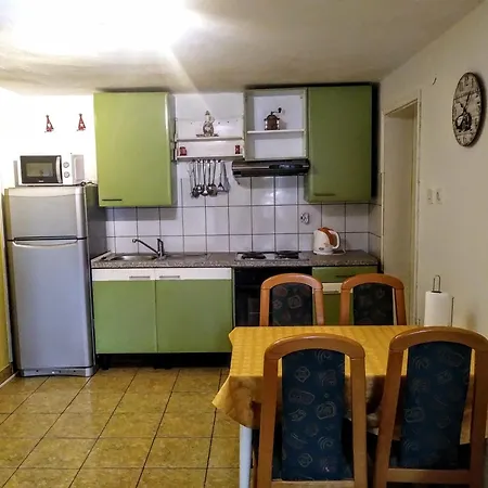 Leo Apartment *